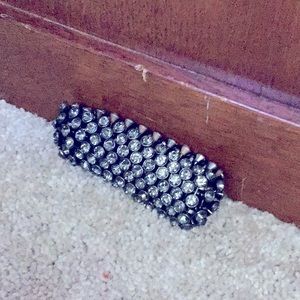 Has Jewels very pretty